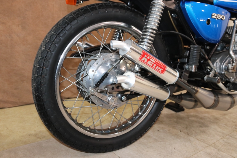 カワサキ 250SS 東京本社 3本チャンバーのMACH-1青刀 7