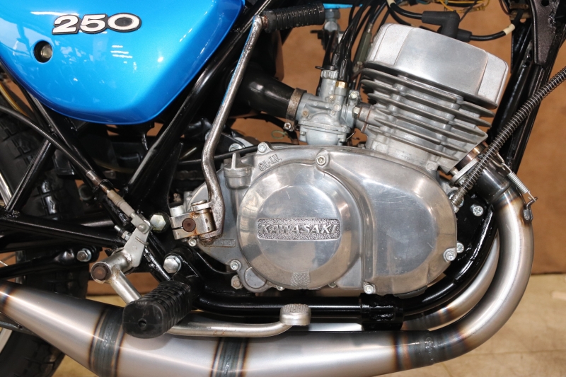カワサキ 250SS 東京本社 3本チャンバーのMACH-1青刀 6