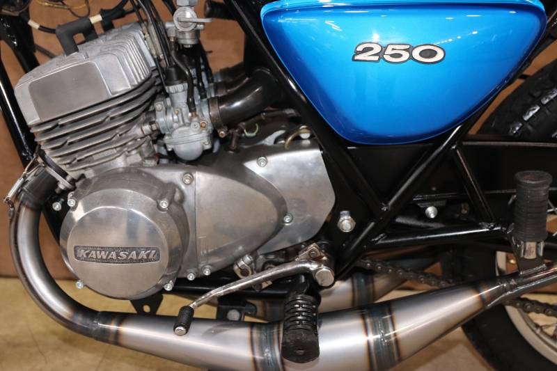 カワサキ 250SS 東京本社 3本チャンバーのMACH-1青刀 16