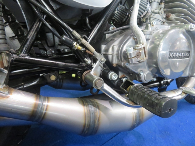 カワサキ 250SS MACH-Ⅰ パールホワイトレインボーx3本チャンバー 10