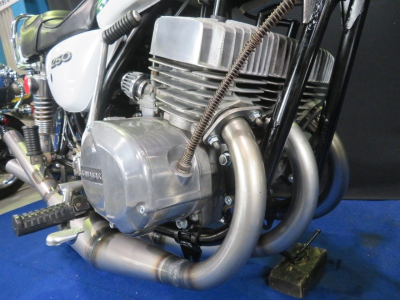 カワサキ 250SS MACH-Ⅰ パールホワイトレインボーx3本チャンバー 4