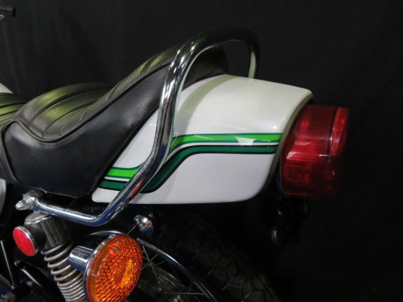 カワサキ 250SS MACH-Ⅰ パールホワイトレインボーx3本チャンバー 26