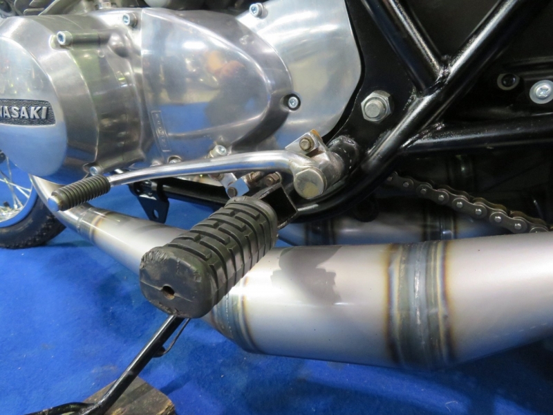 カワサキ 250SS MACH-Ⅰ パールホワイトレインボーx3本チャンバー 23