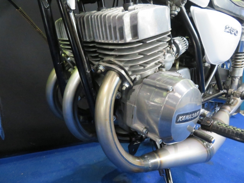 カワサキ 250SS MACH-Ⅰ パールホワイトレインボーx3本チャンバー 17