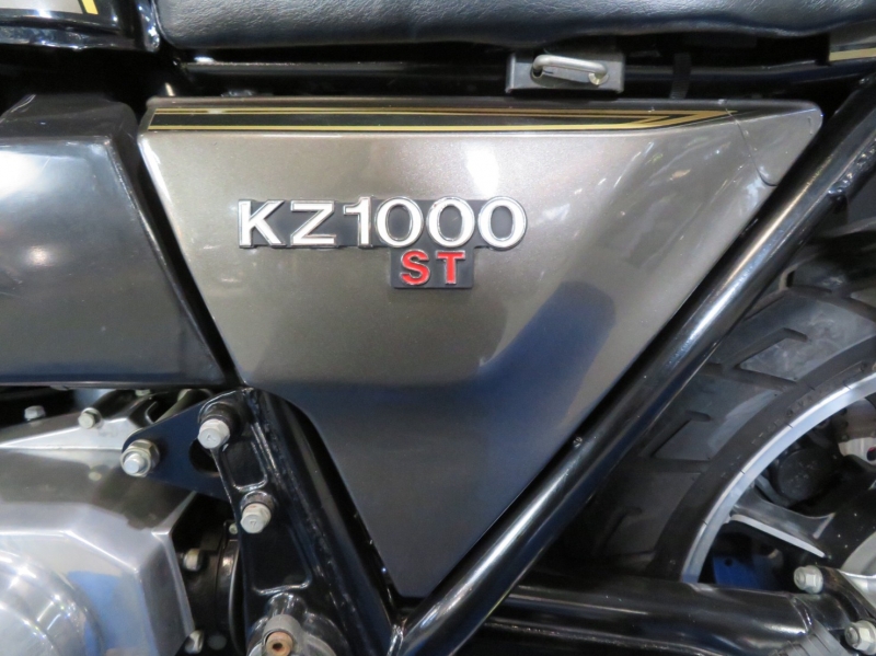 カワサキ KZ1000ST(E1) BLACK PEARL/METALIC CLAYSTONE 28
