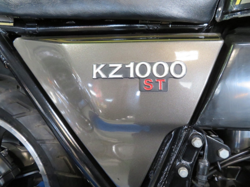 カワサキ KZ1000ST(E1) BLACK PEARL/METALIC CLAYSTONE 14