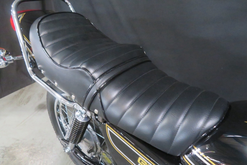 スズキ GS400 E2カスタム黒カラーNEW PAINT 変形タックロールシート 9
